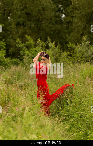 Blonde romantische Fee Elfe Modell in Wiese mit mit gold lila rose Krone Kopfschmuck, kontemplative, dramatische Stockfoto