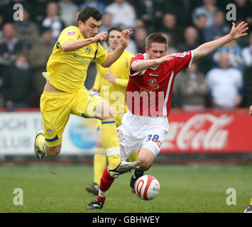 Crewe Alexandra's Gylfi Sigurdsson (rechts) und Leeds United's Robert Snodgrass (links) kämpfen während des Coca-Cola League One Matches in der Gresty Road, Crewe, um den Ball. Stockfoto