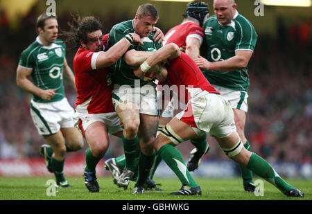 Irlands Jamie Heaslip wird von Wales' Adam Jones und Alun Wyn Jones während des RBS Six Nations-Spiels im Millennium Stadium in Cardiff, Wales, angegangen. Stockfoto