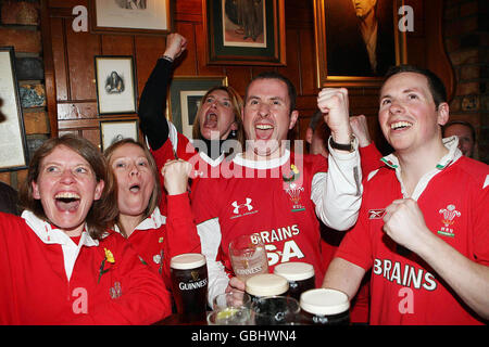 Die walisischen Rugby-Fans (von links) Lisa Houghton, Lesley Rossiter, Wendy Williams Steve Davies Garri Powell und Tim Rees sehen sich im Synotts Pub Dublin das Six Nations-Spiel zwischen Wales und Irland in Cardiff, Wales, an. Stockfoto