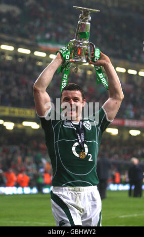 Rugby Union - RBS Six Nations Championship 2009 - Wales / Irland - Millennium Stadium. Der irische Brian O'Driscoll feiert seinen Grand-Slam-Sieg beim RBS Six Nations-Spiel im Millennium Stadium, Cardiff, Wales. Stockfoto
