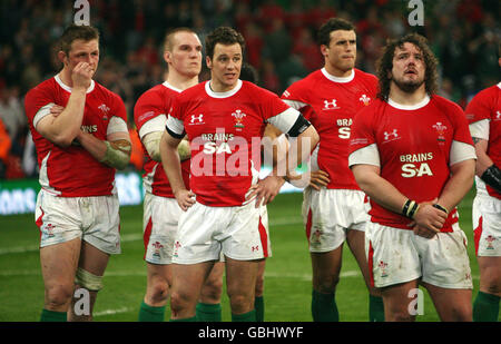 Rugby Union - RBS Six Nations Championship 2009 - Wales / Irland - Millennium Stadium. Nach der Niederlage gegen Irland während des RBS Six Nations-Spiels im Millennium Stadium, Cardiff, Wales, wurden die Spieler von Wales niedergeschlagen. Stockfoto