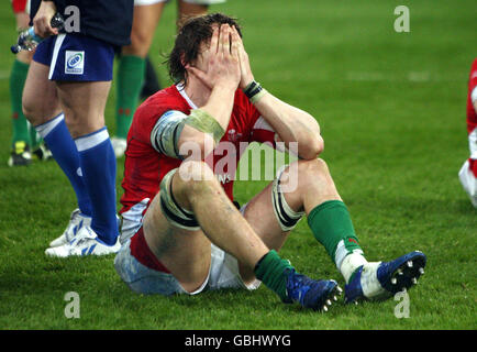 Rugby Union - RBS Six Nations Championship 2009 - Wales / Irland - Millennium Stadium. Ryan Jones aus Wales sitzt nach der Niederlage gegen Irland während des RBS Six Nations-Spiels im Millennium Stadium, Cardiff, Wales, niedergeschlagen. Stockfoto