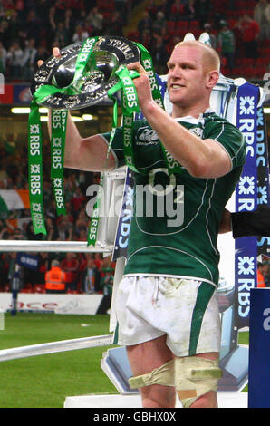 Rugby Union - RBS Six Nations Championship 2009 - Wales V Irland - Millennium Stadium Rugby Union - RBS Six Nations Champion.... Der irische Fußballnationalmannschaft Paul O'Connell feiert, nachdem sein Team im Millennium Stadium, Cardiff, Wales, beim RBS Six Nations-Spiel gegen 17-15:00 Uhr geschlagen hat. Stockfoto