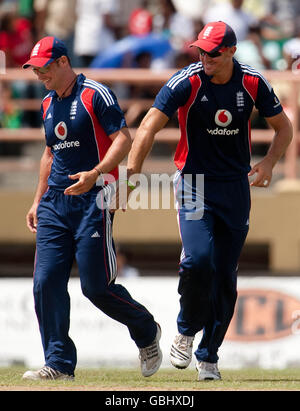 Der englische Kapitän Andrew Strauss und Kevin Pietersen teilen sich beim zweiten One Day-Spiel im Providence Stadium, Georgetown, Guyana, einen Witz im Feld. Stockfoto