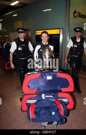England Womens' Captain Charlotte Edwards mit der Trophäe, als sie am Heathrow Airport in London ankommt. Stockfoto