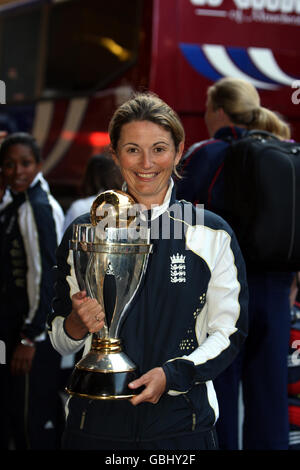England Womens' Captain Charlotte Edwards mit der Trophäe, als sie am Heathrow Airport in London ankommt. Stockfoto