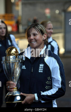 Nikki Shaw von England Womens mit der Trophäe, als sie am Flughafen Heathrow in London ankommt. Stockfoto
