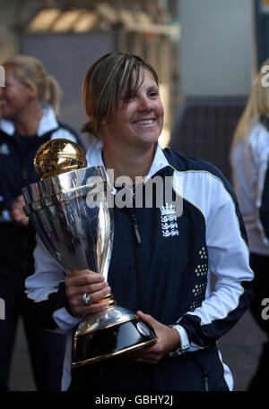 Nikki Shaw von England Womens mit der Trophäe, als sie am Flughafen Heathrow in London ankommt. Stockfoto