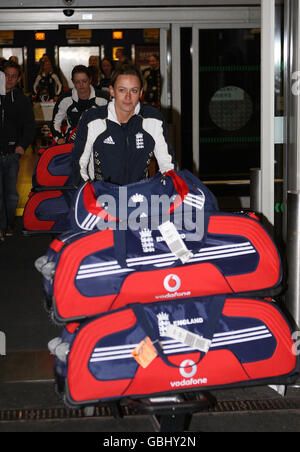 Cricket - England Frauenmannschaft Ankunft - Flughafen Heathrow. Laura Marsh von England Womens kommt am Flughafen Heathrow in London an. Stockfoto