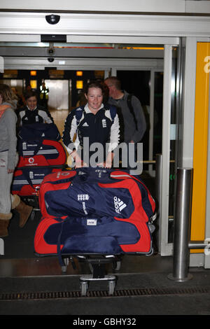 Fussball - England Damenmannschaft ankommen - Heathrow Flughafen Stockfoto