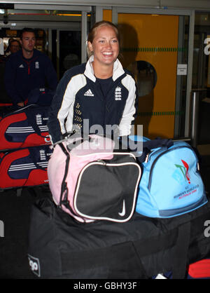 Die englische Cricket-Spielerin Lauren Griffiths der Frauen kommt am Flughafen Heathrow in London an. Stockfoto
