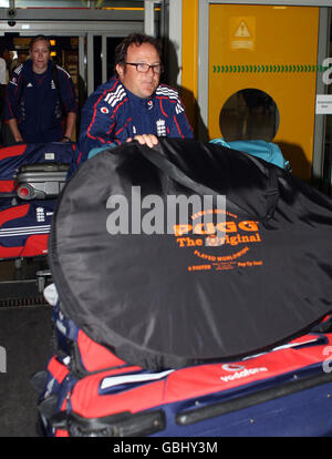 Cricket - England Frauenmannschaft Ankunft - Flughafen Heathrow. Mark Lane, Cricket-Trainer der englischen Frauen, kommt am Flughafen Heathrow in London an. Stockfoto
