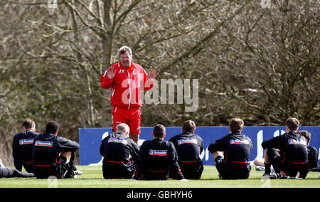 Der Manager von Wales, John Toshack, unterhielt sich mit seinen Spielern während einer Trainingseinheit im Vale Hotel, Hensol, Cardiff. Stockfoto