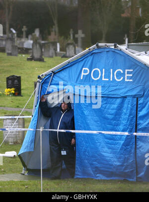 Ein forensischer Polizeibeamter auf dem Haywards Heath Friedhof in Sussex, wo der Leichnam eines nicht identifizierten Mannes, der vor 18 Jahren ermordet wurde, von der Sussex Polizei exhumiert wurde. Der Friedhof wurde heute geschlossen, während die Polizei den Leichnam exhumiert hatte, in der Hoffnung, dass wissenschaftliche Fortschritte die Identität des Toten 18 Jahre nach seinem Tod endlich aufdecken können. Stockfoto