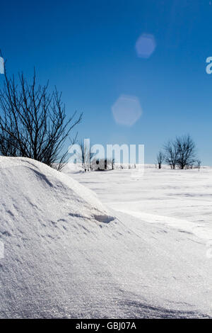 Driftete Schneefall nach einem Schneesturm mit blauem Himmel. Stockfoto