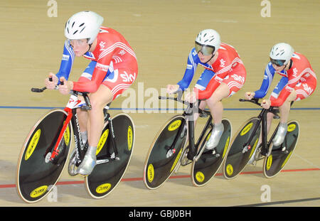 Die Briten Lizzie Armitstead, Wendy Houvenaghel und Joanna Roswell (von links nach rechts) während des Qualifyings für das Team Pursuit während der UCI World Track Cycling Championships 2009 auf dem BGZ Arena Velodrome in Pruszkow, Polen. Stockfoto