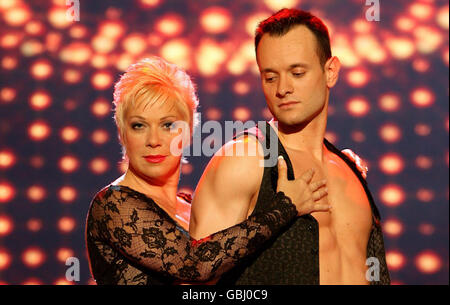 Denise Welch tritt mit den männlichen Darstellern von Chicago für die ITV-Show "The Feelgood Factor" im Manchester des Granada Studios auf. Stockfoto