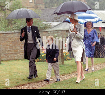 L-R: Prinz Charles, Prinz William, Prinzessin Diana und ihre Mutter Frances Shand Kydd [rechts] kommen zur Hochzeit des Bruders der Prinzessin Viscount Althorp in der St. Mary the Virgin Church in Great Brington, Northamptonshire an Stockfoto