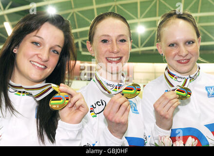 Die Briten Lizzie Armitstead, Wendy Houvenaghel und Joanna Roswell (links nach rechts) mit ihren Goldmedaillen nach ihrem Sieg im Team Pursuit bei den UCI World Track Cycling Championships 2009 im BGZ Arena Velodrome in Pruszkow, Polen. Stockfoto