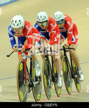 Die Briten Lizzie Armitstead, Wendy Houvenaghel und Joanna Roswell während des Qualifyings für das Team Pursuit während der UCI World Track Cycling Championships 2009 im BGZ Arena Velodrome in Pruszkow, Polen. Stockfoto