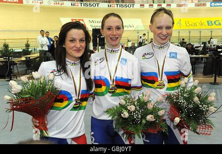 Die Briten Lizzie Armitstead, Wendy Houvenaghel und Joanna Roswell (links nach rechts) mit ihren Goldmedaillen nach ihrem Sieg im Team Pursuit bei den UCI World Track Cycling Championships 2009 im BGZ Arena Velodrome in Pruszkow, Polen. Stockfoto