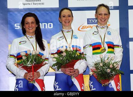 Die Briten Lizzie Armitstead, Wendy Houvenaghel und Joanna Roswell (links nach rechts) mit ihren Goldmedaillen nach ihrem Sieg im Team Pursuit bei den UCI World Track Cycling Championships 2009 im BGZ Arena Velodrome in Pruszkow, Polen. Stockfoto