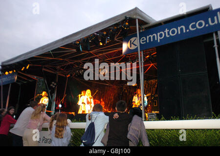 Pferderennen - Kempton Park - Bjorn Wieder Nacht. ABBA-Tribute-Band Bjorn unterhält die Gäste im Kempton Park wieder Stockfoto