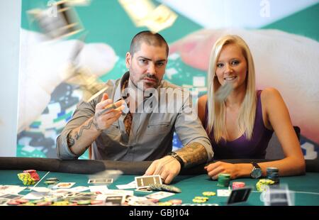 Shane Lynch aus Boyzone mit dem Model und der ehemaligen Miss Cork Stephanie Barry im Brehon Hotel, Killarney, Irland, zur Eröffnung des Ladbrokes Irish Poker Festivals. Stockfoto