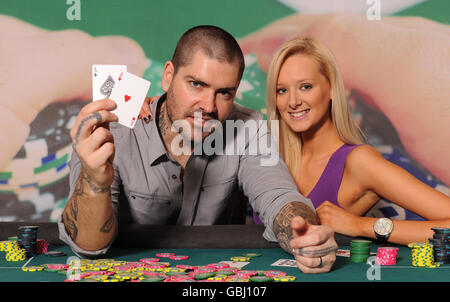 Shane Lynch aus Boyzone mit dem Model und der ehemaligen Miss Cork Stephanie Barry im Brehon Hotel, Killarney, Irland, zur Eröffnung des Ladbrokes Irish Poker Festivals. Stockfoto