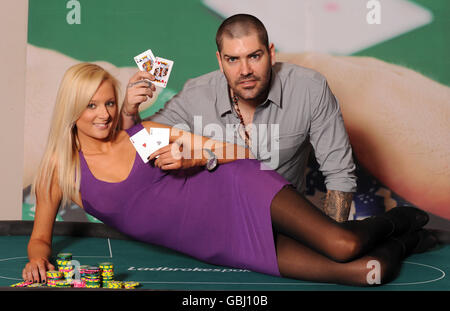 Shane Lynch aus Boyzone mit dem Model und der ehemaligen Miss Cork Stephanie Barry im Brehon Hotel, Killarney, Irland, zur Eröffnung des Ladbrokes Irish Poker Festivals. Stockfoto