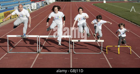 Der ehemalige olympische Hürdenläufer Sally Gunnell mit Ehemann Jon Bigg und ihren Kindern (von links nach rechts) Finley, 10, Luca, 8, und Marley, 4, im Withdean Sports Complex in Brighton, Sussex, für die Ankündigung der ersten National Family Week in Großbritannien, die vom 25. Bis 31. Mai stattfinden wird. Stockfoto