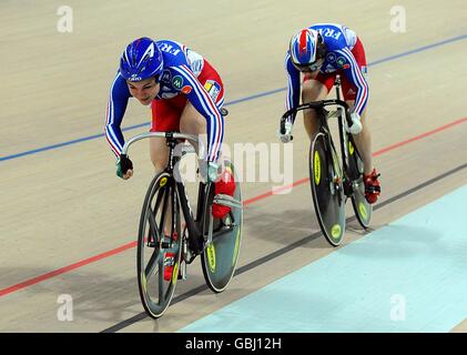 Radfahren - UCI-Bahn-Weltmeisterschaften 2009 - Tag zwei - BGZ Arena Velodrome. Frankreichs Team Sprint bei den UCI-Weltmeisterschaften 2009 im Velodrom BGZ Arena in Pruszkow, Polen. Stockfoto