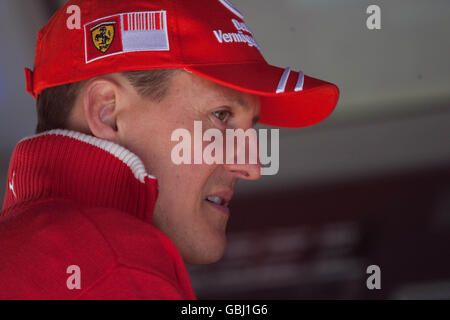 Der ehemalige Weltmeister Michael Schumacher an der Ferrari-Boxenwand während des Qualifyings im Albert Park, Melbourne, Australien. Stockfoto