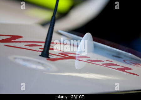 Das neue Virgin Sponsorenlogo wird vor dem Qualifying im Albert Park, Melbourne, Australien, auf einen Brawn GP-Wagen aufgebracht. Stockfoto