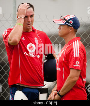 Cricket - England Nets Session - Kensington Oval - Barbados. Der englische Kevin Pietersen spricht mit Andy Flower (rechts) während einer Nets-Session im Kensington Oval, Barbados. Stockfoto