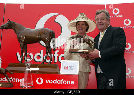 Pferderennen - Epsom Races - Vodafone Derby. Sir Michael Stoute (r), Gewinner des Vodafone Derby mit North Light, erhält seine Trophäe Stockfoto