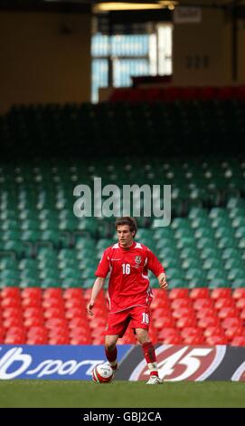 Fußball - FIFA Fußball-Weltmeisterschaft 2010 - Qualifikationsrunde - Gruppe 4 - Wales gegen Finnland - Millennium Stadium. Wales' Aaron Ramsey in Aktion mit einem leeren Stand im Hintergrund Stockfoto