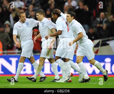 Der englische Steven Gerrard (2. Links) wird von den Teamkollegen Matthew Upson (links) Glen Johnson und Gareth Barry (rechts) beglückwünscht, nachdem er Emile Heskey (nicht abgebildet) den Assist zur Toreröffnung zur Verfügung gestellt hat Stockfoto