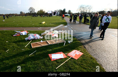 G20-Demonstranten verlassen Hyde Park, London, nach einer Kundgebung und einem marsch durch die Stadt vor dem G20-Gipfel nächste Woche. Stockfoto