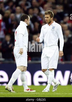 Der englische David Beckham (rechts), der seinen 109. Cap für England gewann, spricht vor der zweiten Halbzeit mit Teamkollege Wayne Rooney. Stockfoto