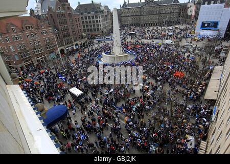 Fußball - FIFA Fußball-Weltmeisterschaft 2010 - Qualifikationsrunde - Gruppe neun - Holland gegen Schottland - Amsterdam Arena. Schottland-Fans treffen sich vor dem Start auf dem Dam-Platz in Amsterdam Stockfoto
