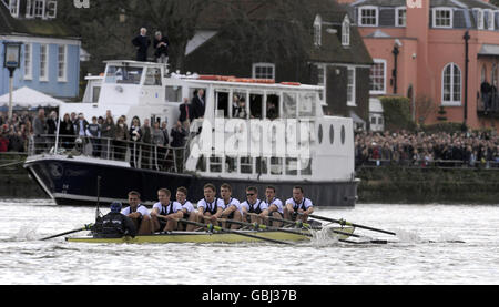 Die Oxford Crew in Aktion während des 2009 Boat Race auf der Themse, London. Stockfoto