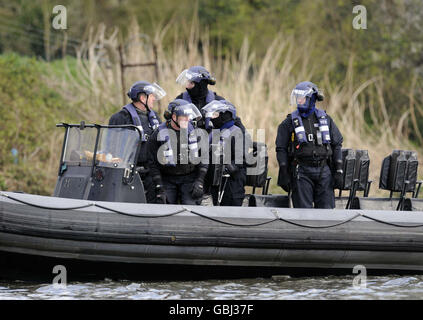 Die Polizei schaut zu, wie sie Teil der Rennsicherheit während des 2009 Boat Race auf der Themse, London. Stockfoto