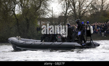 Die Polizei schaut zu, wie sie Teil der Rennsicherheit während des 2009 Boat Race auf der Themse, London. Stockfoto