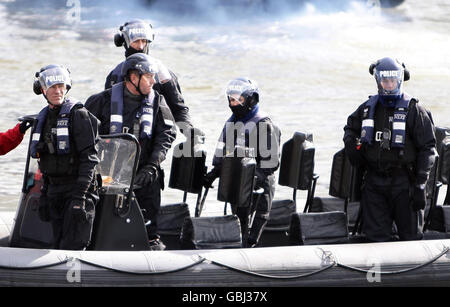 Rudern - The Boat Race 2009 - River Thames. Polizei schaut auf das Ziel des 2009 Boat Race auf der Themse, London. Stockfoto