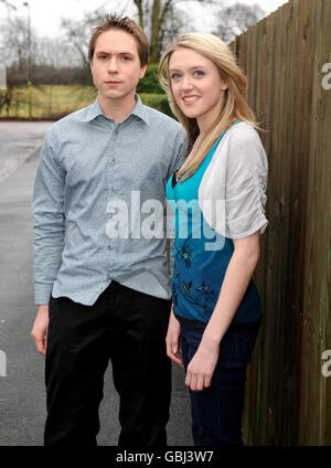 Joe Thomas, der Simon Cooper und Emily Head spielt, die Carli D'Amato spielt, während der Dreharbeiten zur kommenden E4-Comedy-Serie "The Inbetweeners" in Bushey, Hertfordshire. Stockfoto