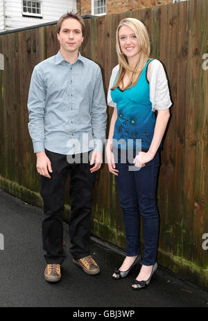 Joe Thomas, der Simon Cooper und Emily Head spielt, die Carli D'Amato spielt, während der Dreharbeiten zur kommenden E4-Comedy-Serie "The Inbetweeners" in Bushey, Hertfordshire. Stockfoto