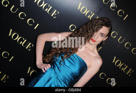 Elizabeth Jagger kommt zu einem Abendessen zu Ehren von Frida Giannini, Creative Director von Gucci, gestizt von Alexandra Shulman, Herausgeberin der britischen Vogue und gehalten in der Saatchi Gallery in London. Stockfoto