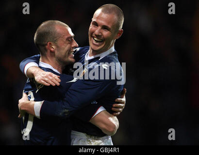 Fußball - FIFA Fußball-Weltmeisterschaft 2010 - Qualifikationsrunde - Gruppe neun - Schottland / Island - Hampden Park. Der schottische Steven Fletcher (links) feiert sein Tor mit Kenny Miller während des WM-Qualifikationsspiels im Hampden Park, Glasgow. Stockfoto